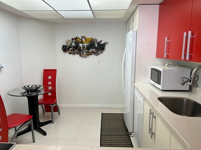 Building Photo - 1301 NE Miami Gardens Dr