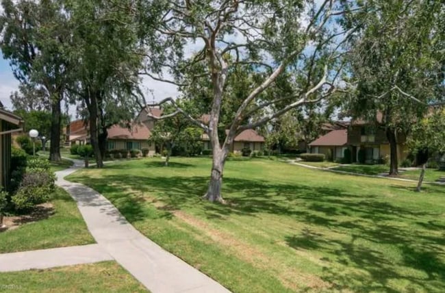 Building Photo - Spacious 3+2.5 Townhome in Woodbridge Park
