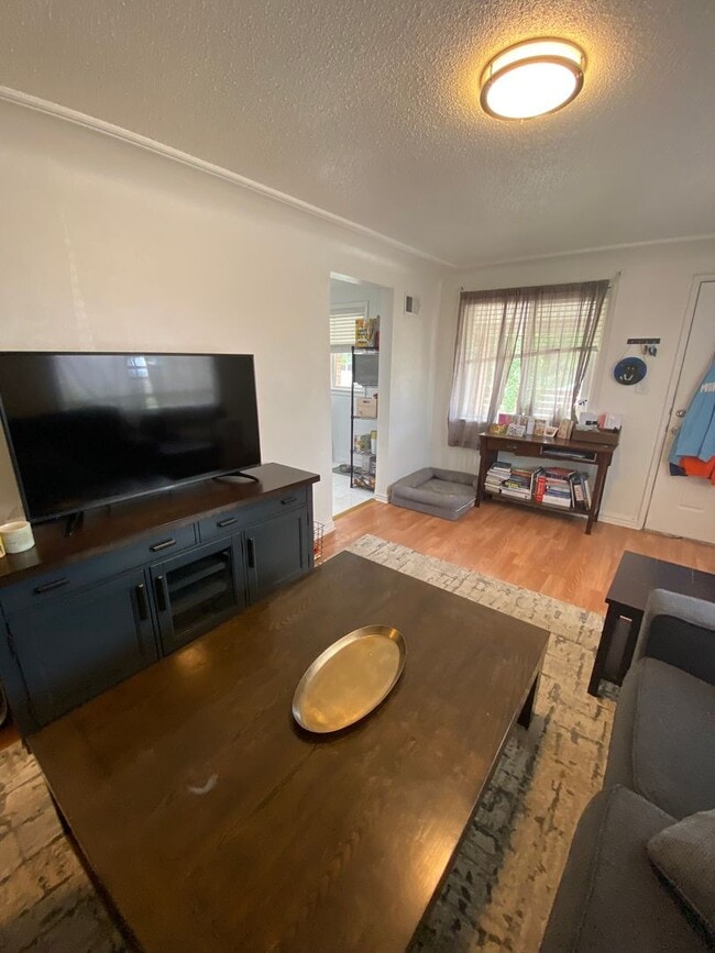 Building Photo - Cute & Cozy Two Bedroom in Westwood!