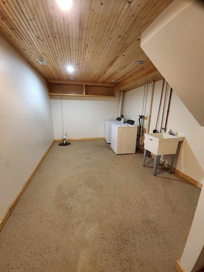 Building Photo - Spacious Three Bedroom!