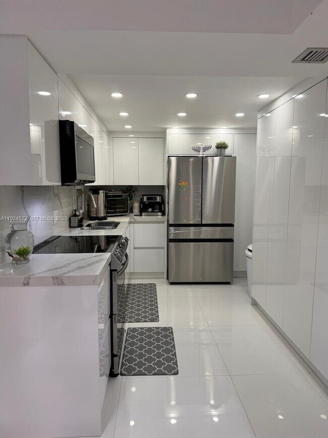 Building Photo - 3800 S Ocean Dr