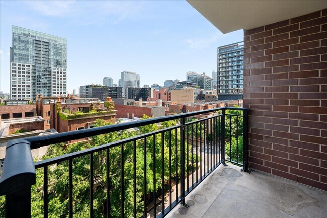 Building Photo - 451 W Huron St