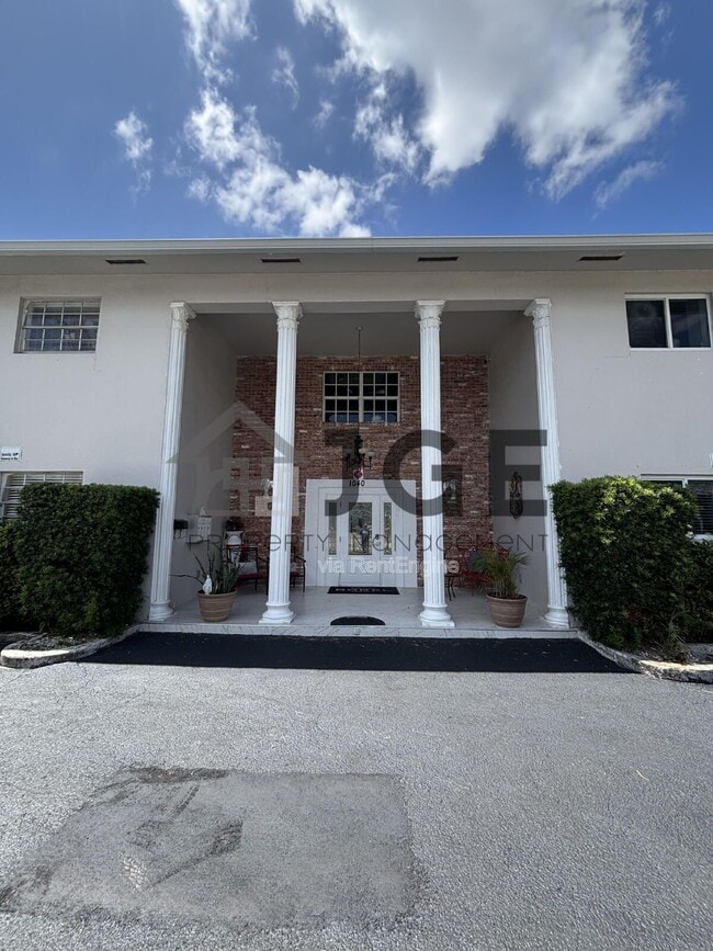 Building Photo - 1040 Crystal Lake Dr