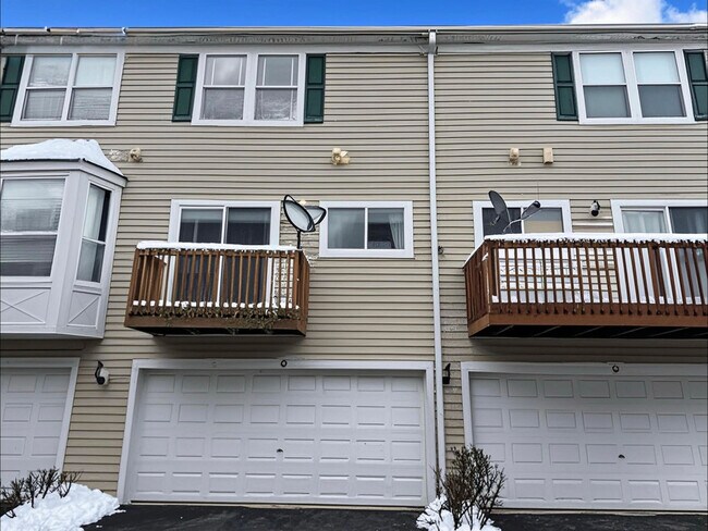 Building Photo - 1116 Village Center Pkwy