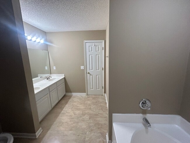 Building Photo - 208 Charles Towne Ct