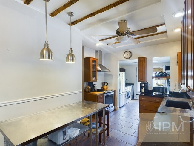 Building Photo - Spacious 5 Bedroom, 2.5 Bath Near The Avenues!