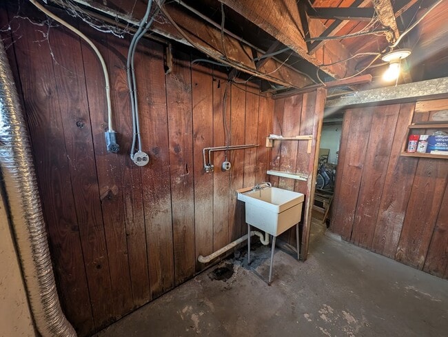 Building Photo - 105 Helen St