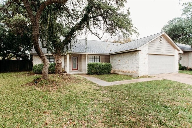 Primary Photo - 3/2 Close to ACC, IH35, Parks and More.