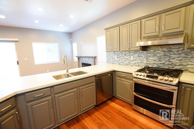 Building Photo - Newly Renovated 4 Bedroom with Parking