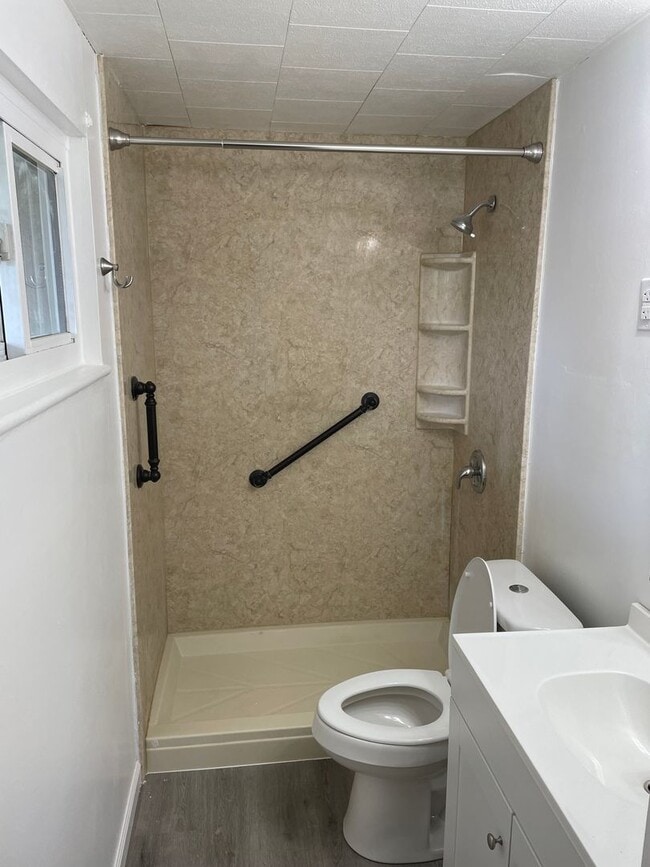 Building Photo - Beautifully renovated 3 bed/2 bath home