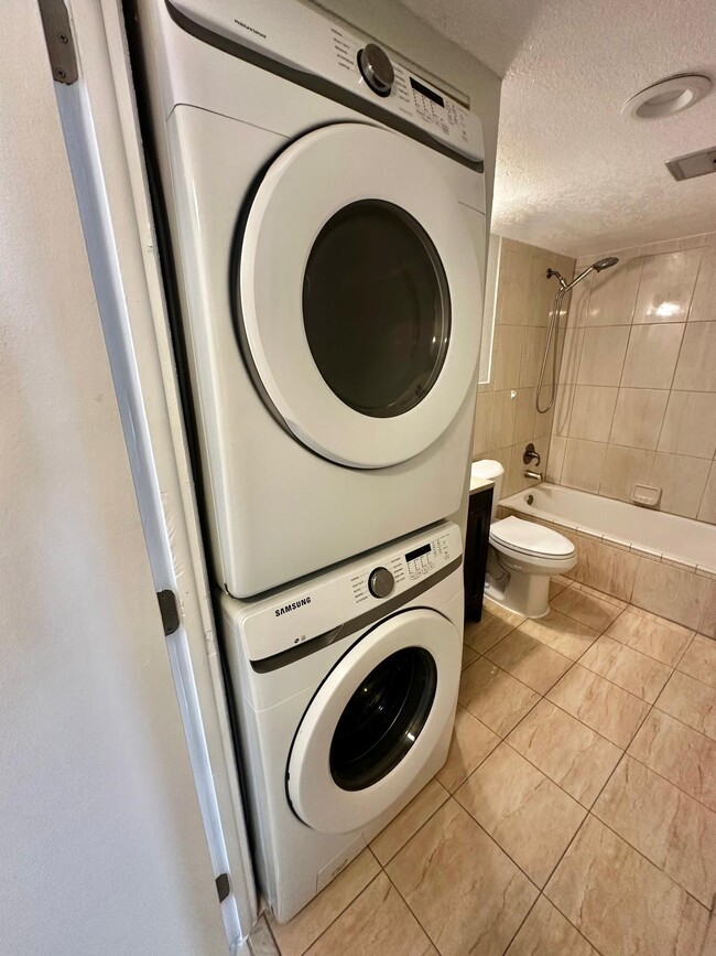 Building Photo - 4158 Inverrary Dr