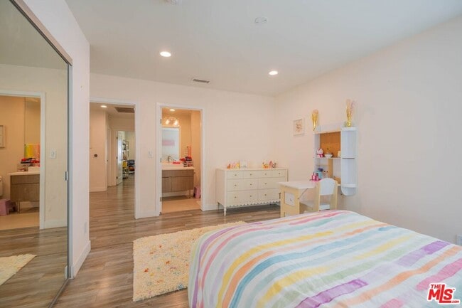 Building Photo - 2760 E Glenoaks Blvd