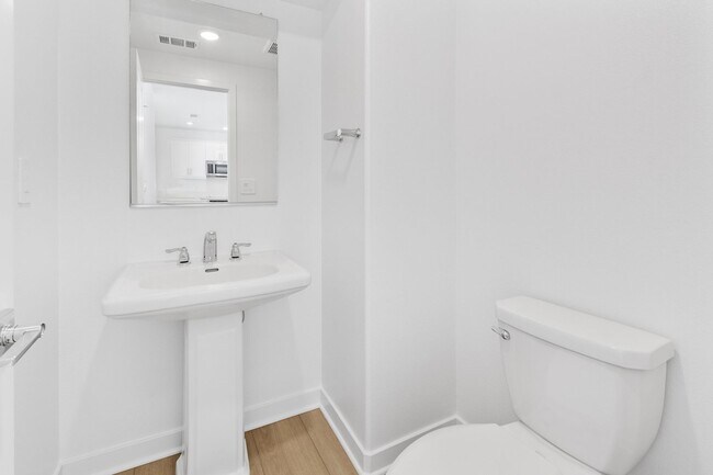 Building Photo - Modern Comfort & Style in Prime Ontario Location