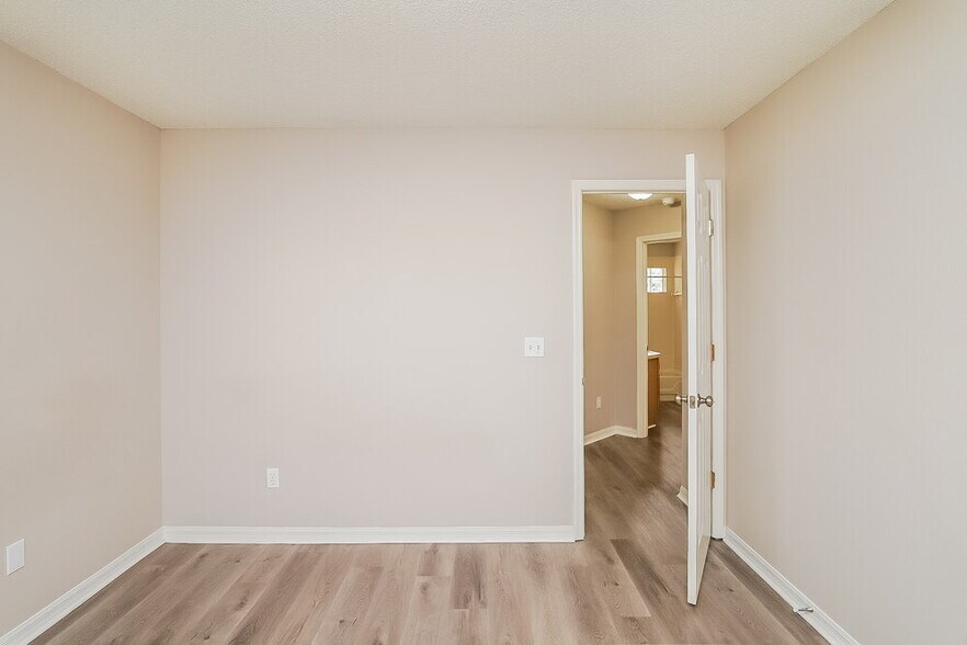 Building Photo - 1870 Smoketree Cir
