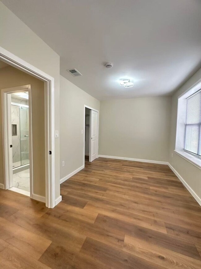 Building Photo - 2b2b house in south Philly Available now