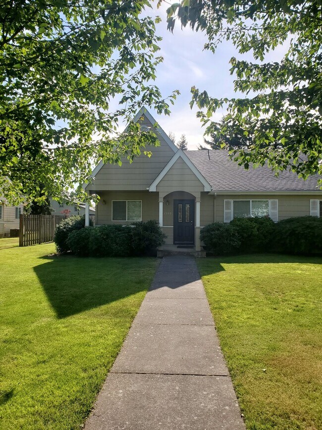 Building Photo - Spacious Duplex off Crescent