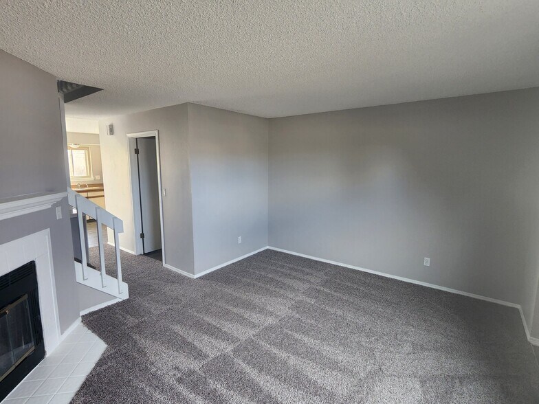 Building Photo - 8069 Lexington Park Dr