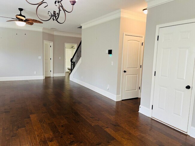 Building Photo - WOW! 5 bed, 4 full baths, brick exterior, ...