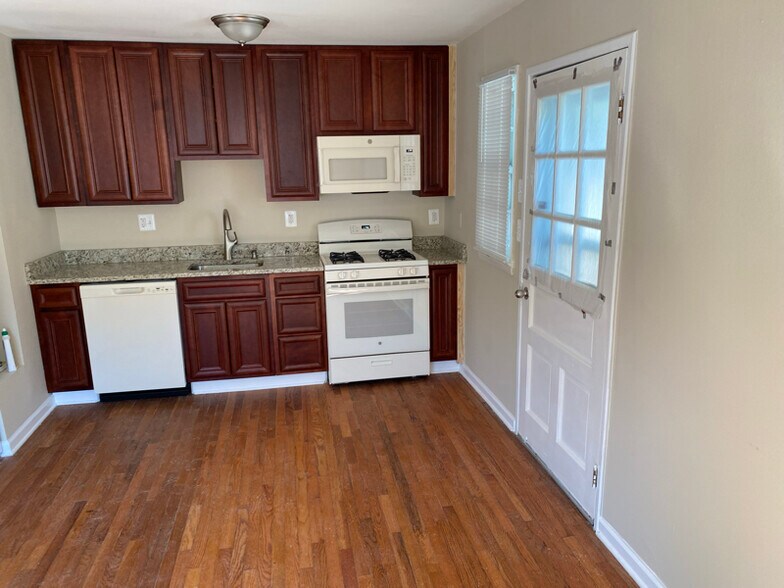 Building Photo - 2315 Green St SE