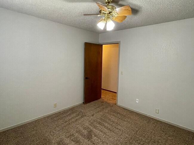 Building Photo - 903 E Northbrook Ave