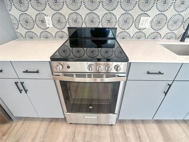 Building Photo - 6107 Begonia Cir