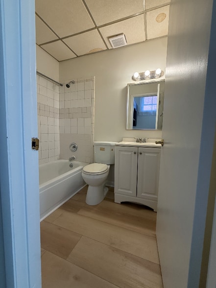 Building Photo - 329 Taylor Ave