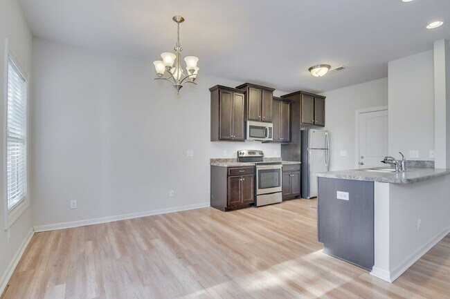 Building Photo - 3 Bedroom 2.5 Bath Townhouse