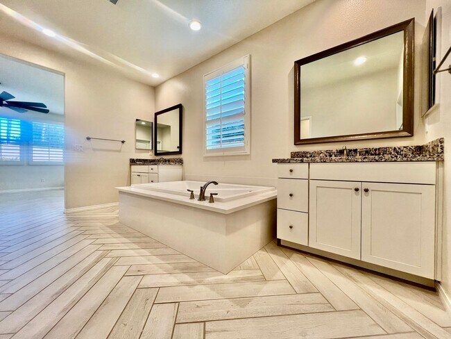 Building Photo - AVAILABLE NOW!! STUNNING 4 Bed/ 3.5 Bath POOL HOME in La Quinta!