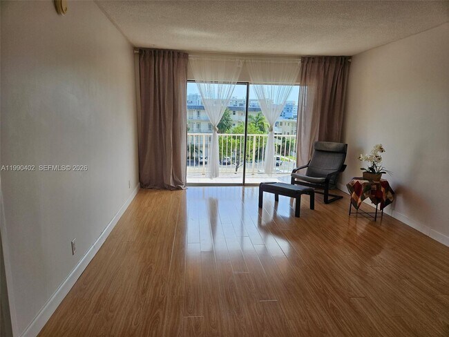 Building Photo - 2200 E Hallandale Beach Blvd