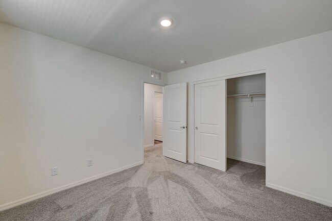 Building Photo - Upgraded 5 bedroom home in Cul-De-Sac!!