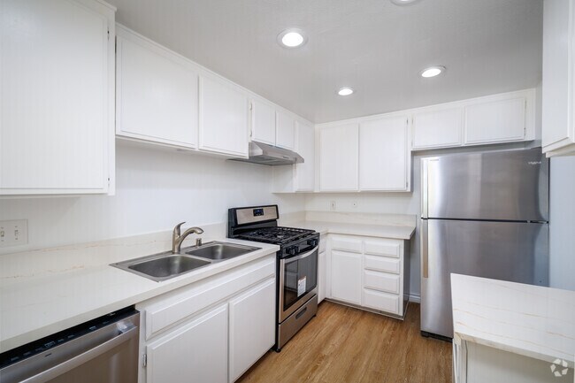 2BR, 2BA - 1,000SF - Kitchen - Sunset Drive Apartments