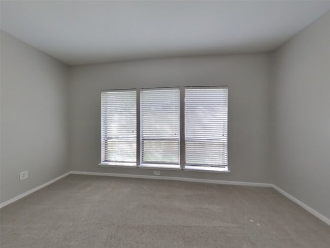 Building Photo - 535 Shady Brook Dr