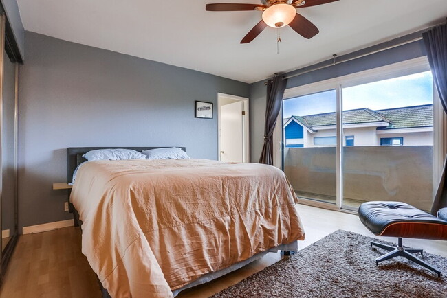 Building Photo - Welcome to this beautiful 1,042 sq. ft. condo offering modern comfort in a prime location!