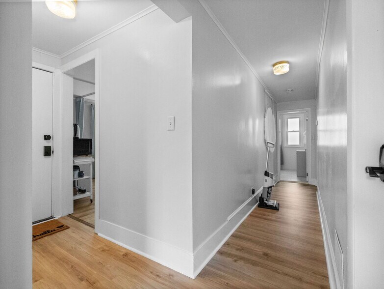 Building Photo - 168 School St