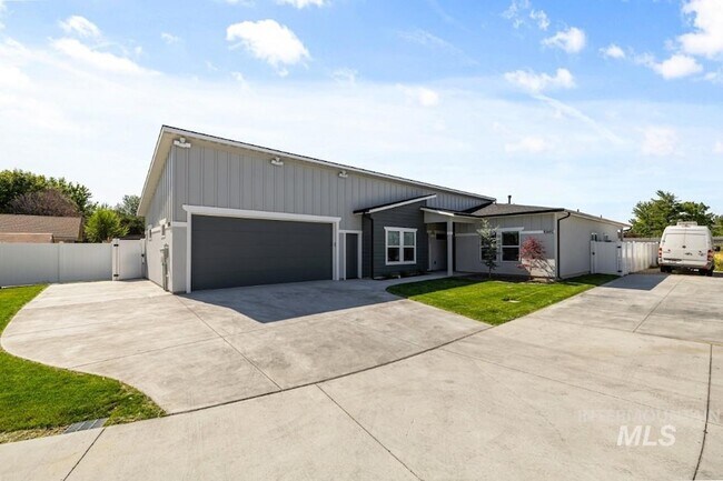 Building Photo - 10494 W Shields Ave