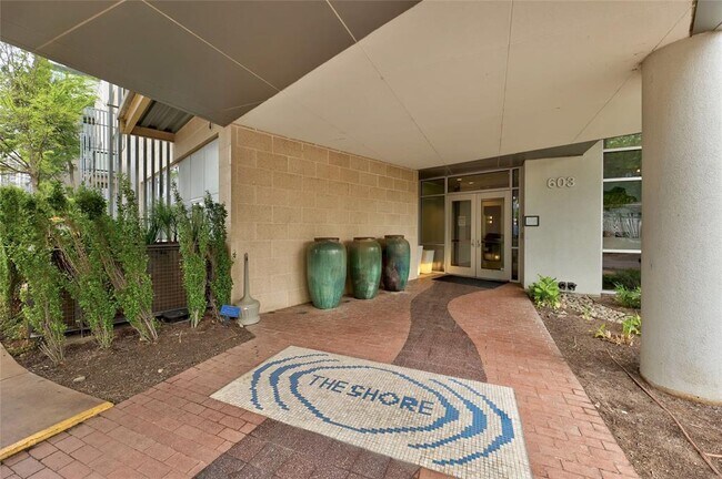 Building Photo - 603 Davis St