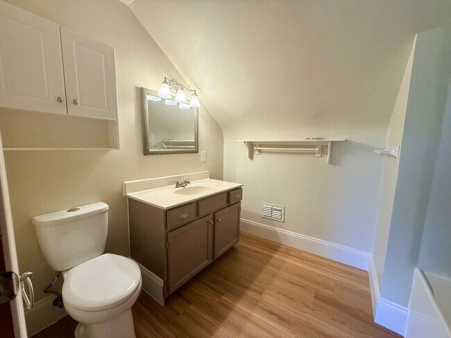 Building Photo - Charming Cape Cod Single Family with inground pool in Norfolk