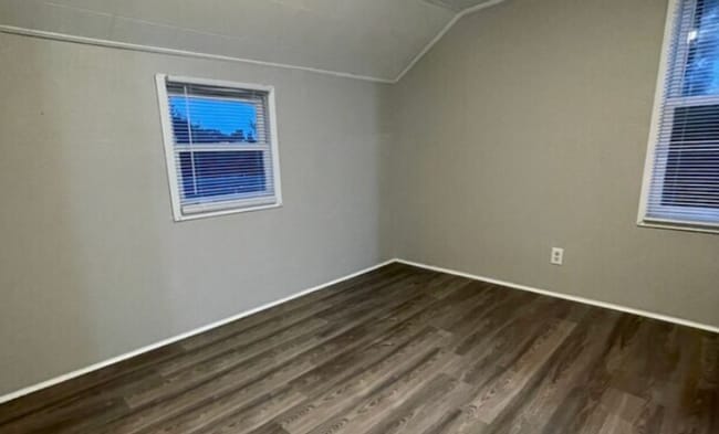 Building Photo - Spacious 4-Bed Home with 2-Car Garage & Backyard in the Heart of Onalaska!