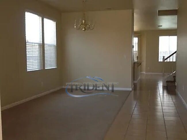 Building Photo - 5 bedrooms 3 baths and a bonus room loft