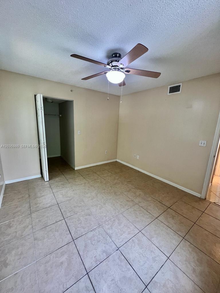 Building Photo - 400 Crestwood Ct N