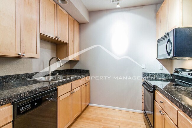 Building Photo - Incredible Loft with Parking and Great Location!