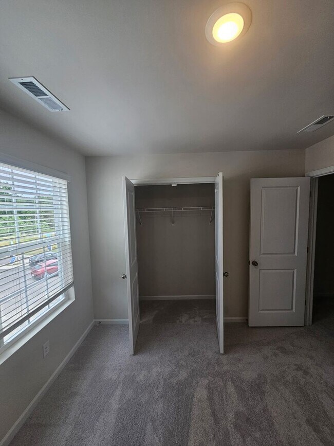 Building Photo - 3168 Fall Hls Dr