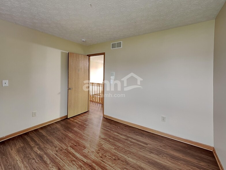 Building Photo - 452 Crestmoore Dr