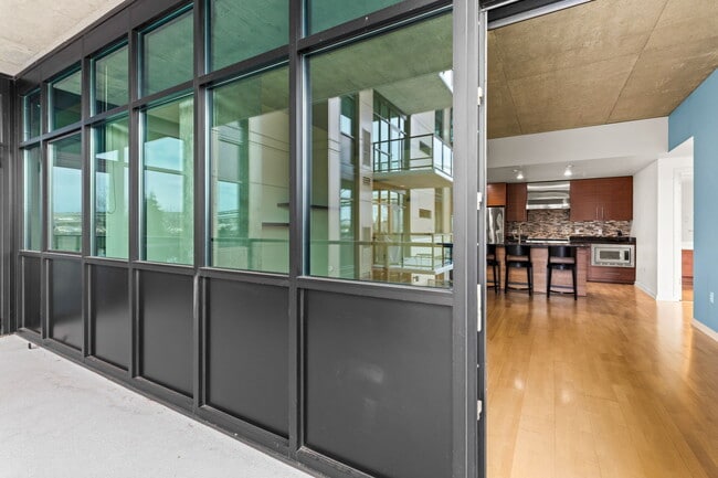 Building Photo - 1830 NW Riverscape St