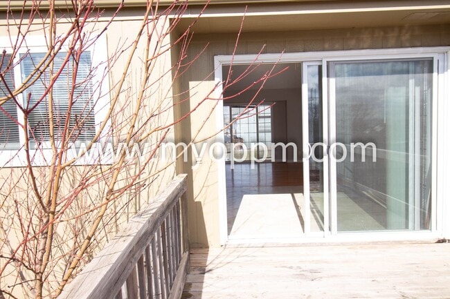 Building Photo - Available NOW! 3 Bedroom / 2 Bathroom Home | Northwest Omaha