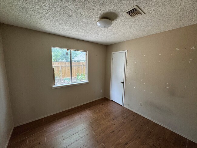 Building Photo - 1511 Ridgebriar Dr