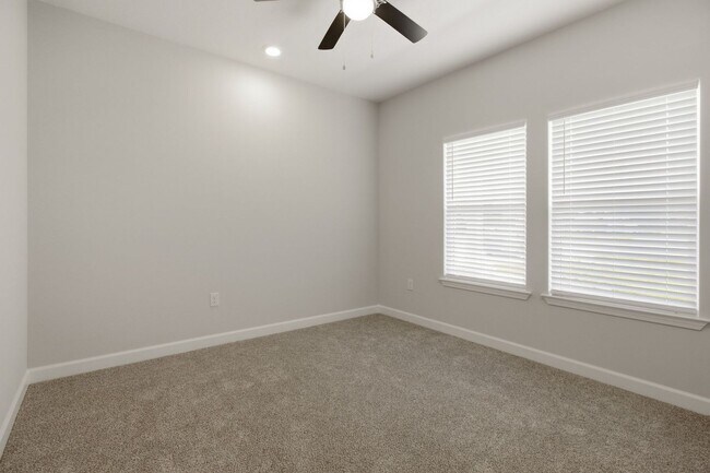 Building Photo - New 4 Bedroom in CRESTVIEW!!