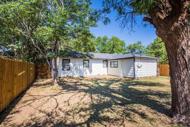 Building Photo - Spacious 4 Bed 2 Bath with Big Backyard
