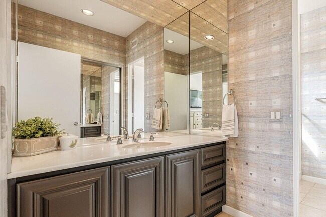 Building Photo - 727 Arrowhead Dr
