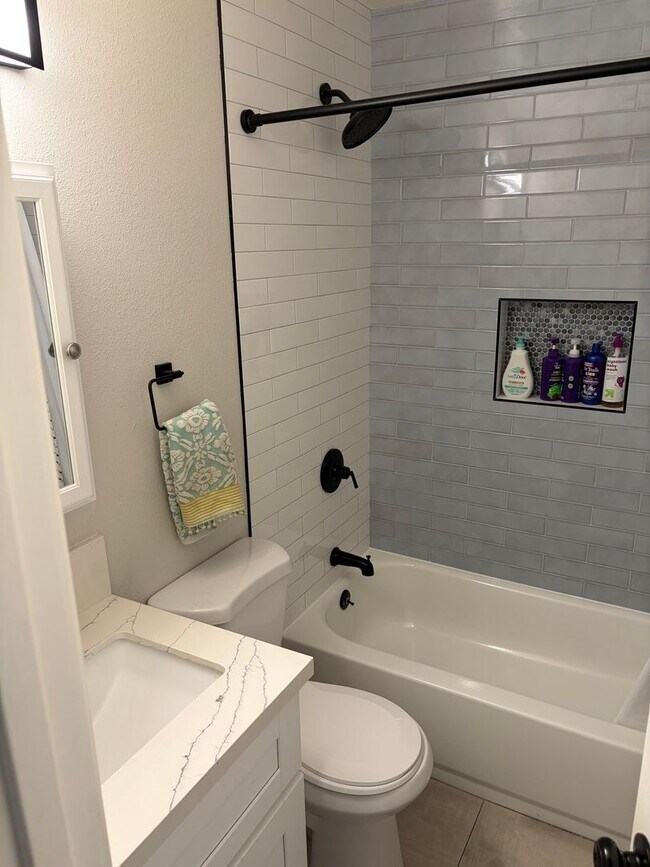 Building Photo - 808 Laurelwood Ct